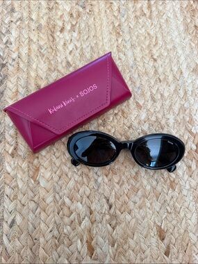 Kulani kinis x sojos sunset Black Oval Sunglasses with Magenta Case